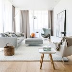 Tágas és világos nappali minimális bútorokkal