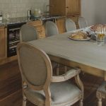 Table rectangulaire grise dans la cuisine