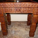 Vyřezávaná dřevěná stolička