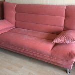 Vaaleanpunainen sohva, kun parven verhoilu on vaihdettu