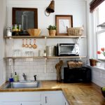 Dengan bantuan rak terbuka anda boleh membuat dapur kecil berfungsi dan luas.
