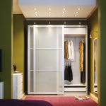 Glidande garderob i korridoren med belysning