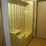 Šatní skříň na chodbě ze dřeva vlastníma rukama