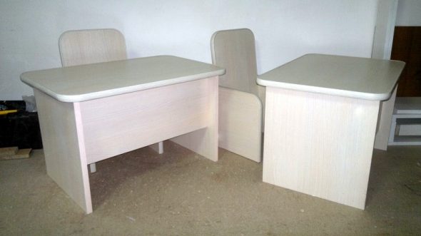Geassembleerde tafels en stoelen