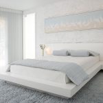 Makuuhuone valkoisella värillä minimalismin tyyliin
