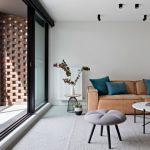 Rauhallinen hillitty olohuone minimalismin tyylillä