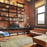 Regály pro neobvyklý obývací pokoj ve stylu podkroví