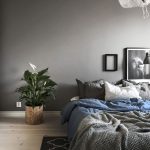 De minimalistische stijl in het interieur van de slaapkamer wordt gecreëerd door een klein aantal meubels.