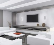 Stiligt vitt vardagsrum med minimal inredning