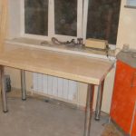 Meja dapur dengan kaki logam