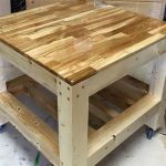 Meja yang diperbuat daripada kayu