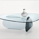 Deze salontafel bestaat uit drie glasplaten - transparant, mat en rokerig.