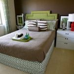 Mysigt litet sovrum i gröna och bruna färger