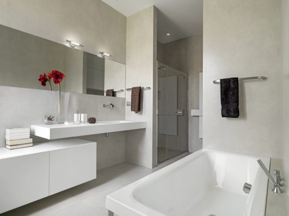 חדר אמבטיה עם ריהוט לבן