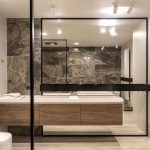 Kylpyhuoneen yksinkertainen geometrinen muoto ilman tarpeettomia yksityiskohtia