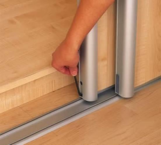 Ruotando la chiave in senso orario o antiorario si regola la porta, in conseguenza della quale il suo lato può essere abbassato o alzato.