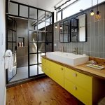 Kabinet bilik mandi berwarna kuning terang