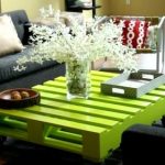 Zelený stůl z palety s rukama