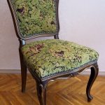 Zelená stolička po pasu