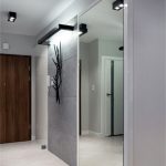 Armoire miroir intégrée dans un petit couloir