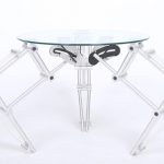 Konferenční stolek ze skla a kovu ve tvaru pavouka