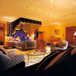Camera da letto in stile arabo con un baldacchino di lusso