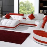 Canapé blanc à décor rouge pour un salon spacieux