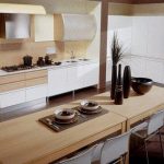 Bézs és fehér a konyhában egy modern házban