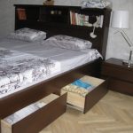 King size-säng med integrerad headboard och hyllor nere