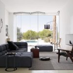 Grand canapé gris pour un salon spacieux et lumineux