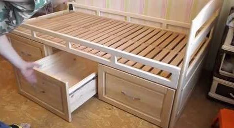 Dřevěná postel se zásuvkami na věci