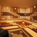 Houten planken en banken in de stoomruimte van verschillend hout