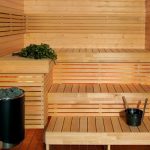 Trä hyllor i tre nivåer för att ordna ett bad