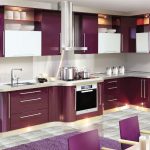 Kiiltävä violetti keittiö, jossa on valkoinen sisustus