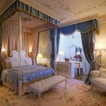 Klassieke luxeslaapkamer met een luifel boven het bed