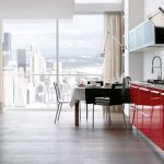 Kök med panoramafönster och vitröd svit