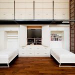 Trasformatore di mobili in un piccolo appartamento con soffitti alti