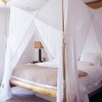 سرير مع مظلة من قضبان خشبية
