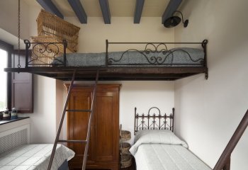 Jedna a půl postele s kovanými prvky