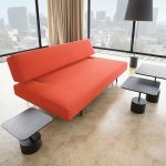 Sofa merah yang ringkas dalam gaya minimalism