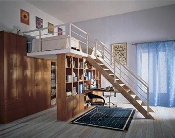 Prostorné 2. patro pro umístění postelí s oplocením a bezpečnými schody se zábradlím pro postele