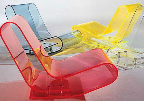 Veelkleurige plastic stoelen in moderne stijl