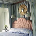 Bed- en wanddecoratie in de slaapkamer met een luifel