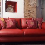 Sofa merah kulit yang bergaya