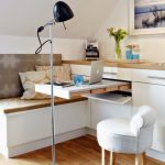 Indragbar arbets- eller matbord i ett litet kök