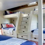 Kisten onder de bedden en in de trappen voor een compacte kamer voor meerdere kinderen