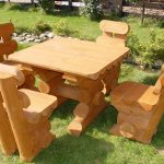 Mobili da giardino in legno con tavoli e sculture