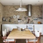 Loteng dapur putih tanpa kabinet dinding