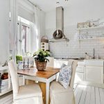 Dapur putih dalam gaya desa tanpa kabinet dinding