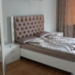 Perabot putih di dalam bilik tidur dengan kepala katil